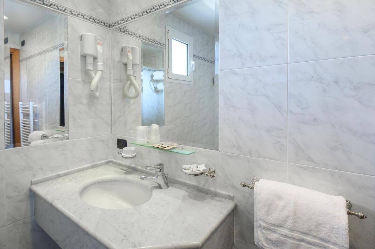 Atilius Hotel & Suites Riccione Exterior foto