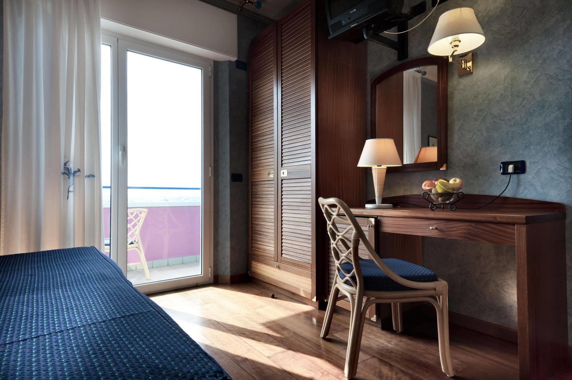Atilius Hotel & Suites Riccione Exterior foto